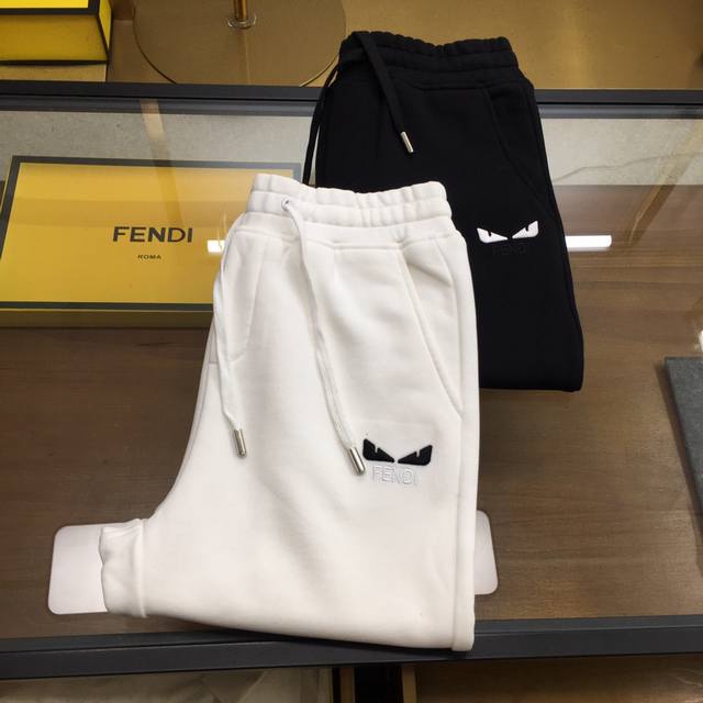 [] 新品 P230 Fend... 2025季专柜新款男士休闲裤，高级定制精棉面料保暖性好 弹力舒适度极高，细节无可挑剔，顶级辅料配备，原版Logo设计理念，