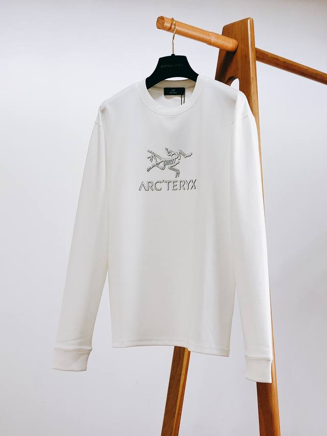 P220 Arcteryx 始祖鸟 休闲长袖打底衫，立体感Logo廓形半袖打底T恤，高支长绒棉打造，手感面糯有骨感，柔而有韧性。液氨工艺处理，韧性和抗皱性能得到
