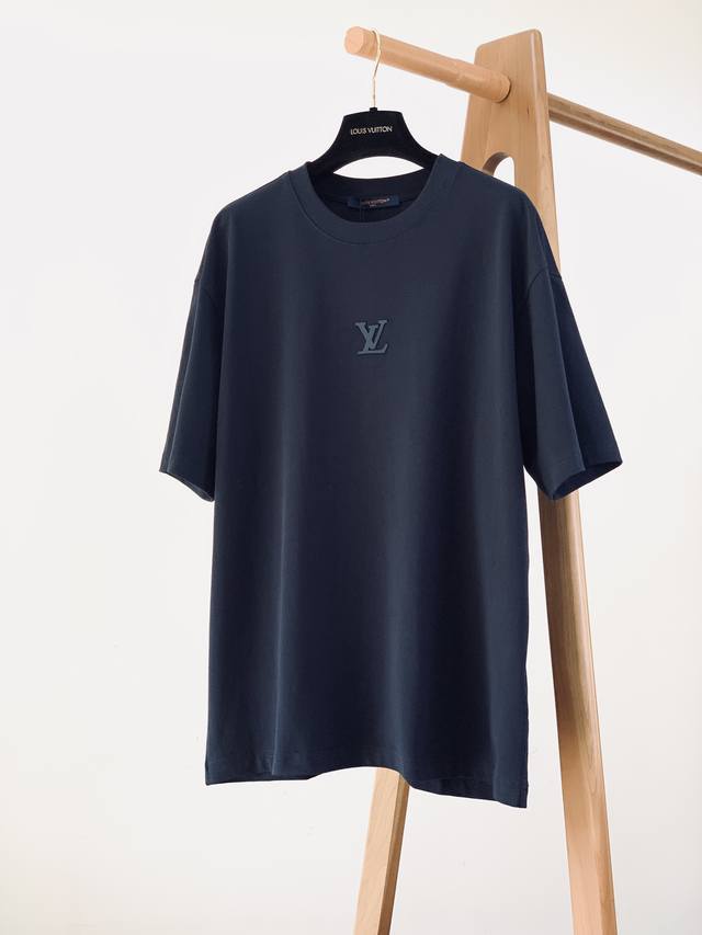P200支持年后售后 Louisvuitton 路易威登 2025Ss春夏新品 重磅级尤物单品，官网在售系列。字母浮雕短袖T恤，定织微融感高支纯棉面料，手感非常