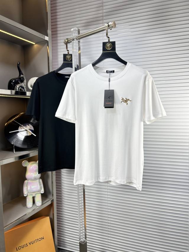 P220 Arc*始祖鸟 Ss25春夏新款丝光短袖，顶级图案Logo，帅气时尚，简约百搭款。面料棉 不仅挺括，保持潮流的廓形，又穿着舒适，纱织更细腻 码数：M-