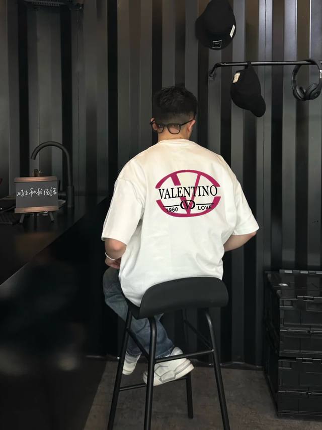 P200。Valentin*华伦天-奴25S新款T恤.男女同款～双面字母烫画设计.胸前视觉感高级字母Logo硅胶烫画设计.后背粉色搭配.高级上身低调而不失奢华！