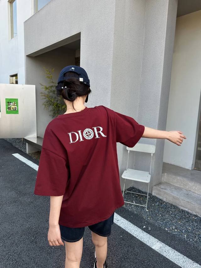 P200。 Dio*R迪-奥25S新款情侣圆领T恤！双面新款3D立体字母印花.300G甄选100%纯棉质感.棉质饱满富有弹性.秉持着对细节追求 图案也是全新！饱