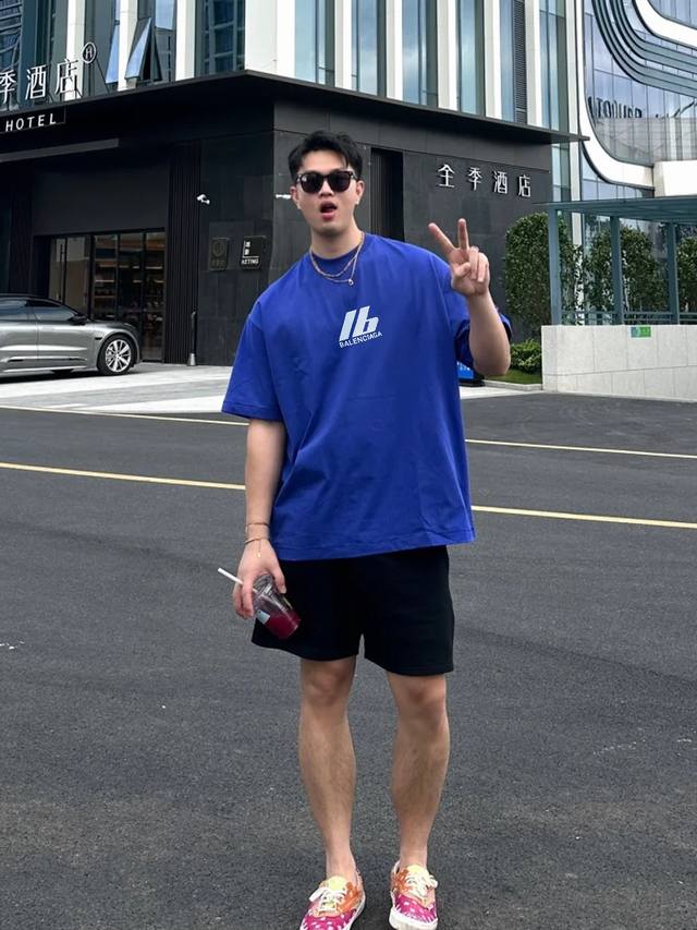P200。 Balenciag*巴黎世*25S新款T恤.男女同款推荐！高克重300G纯棉面料，柔软舒适.透气吸汗.上身舒适.轻松驾驭......胸前后背采用5D