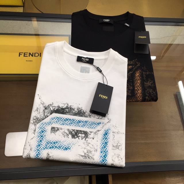 新品 P180 Fend... 高定面料 250克平纹纯棉 2025春夏专柜新品短袖时尚经典圆领短袖袖口下摆采用无痕设计 时尚单品设计，更加时尚舒适，高标准定制