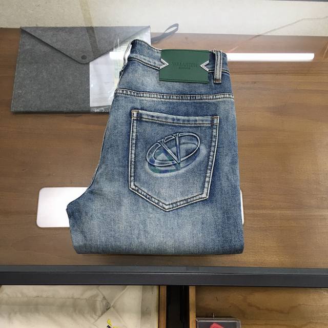 新品 P240 Vltn 2025春夏新款 新款男士牛仔裤！ 贸易级别的代工品,数量极其稀少.精良精细的制作工艺程度已经达到极致效果.经典绝伦的款式,原色棉料,