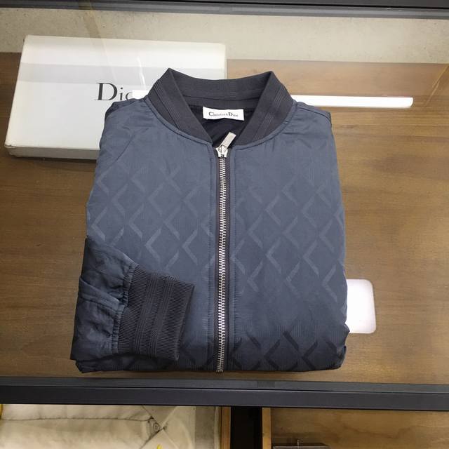 专柜新品 P430 Dio...R -24新款Cd Diamond图案短款拉链外套，男士科技面料提花飞行员夹克。意大利顶级渠道分享，G网在售2.3W。顶级都市休