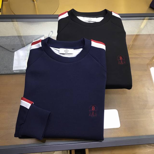 专柜新品 P290Bc Fw秋冬新款空气层弹力棉布圆领卫衣，男士撞色条纹织带衣袖休闲简约套头卫衣衫！贸易公司渠道稀出，领先官网发售！Bc家秋冬新款罗纹织带卫衣以