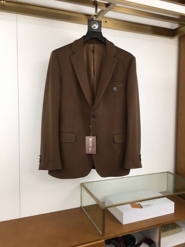 新品西服 P530Lp -Lfw秋冬新款复古老钱风时尚翻领西服，男士胸前金属徽章商务休闲西装夹克外套！贸易公司渠道稀出，领先官网发售！Lp老钱风西服以其高端混纺