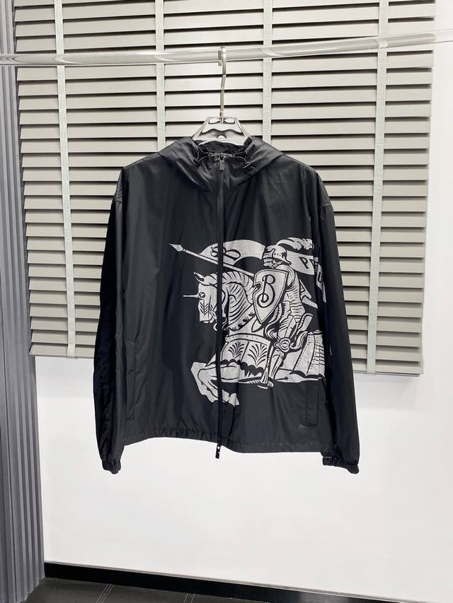 P380。Burberry巴宝莉独家专供最新时尚夹克，经典设计感与颜值爆棚的外套，品质更是无法挑剔品控可以直接入手，不容过错的高端臻品！通过细节图片便可感受到它