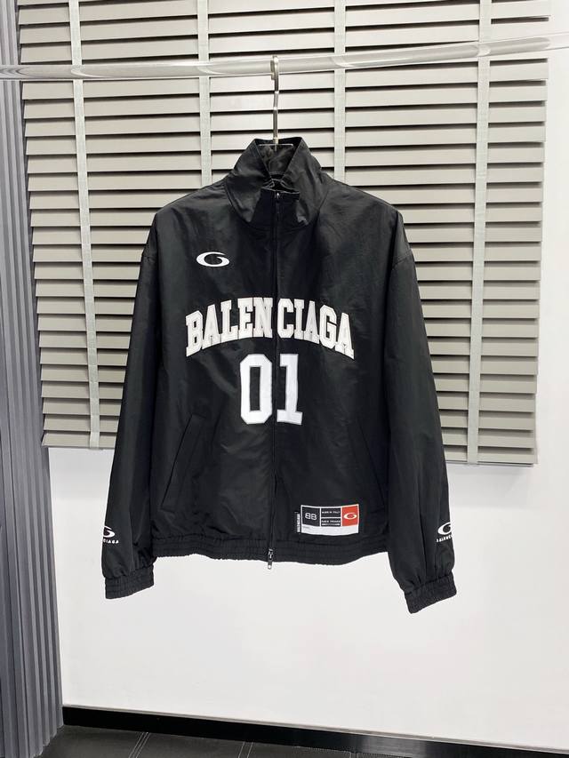 P430。Balenciga巴黎世家独家专供最新时尚夹克，经典设计感与颜值爆棚的外套，品质更是无法挑剔品控可以直接入手，不容过错的高端臻品！通过细节图片便可感受