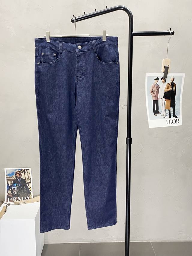 P210。Zegna杰尼亚独家专供新款 牛仔裤高端版本！专柜定制面料 透气舒适度高，细节无可挑剔，品牌元素设计理念，体现高品质。手感细腻柔软！呈现休闲裁剪，上身