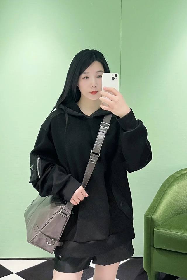 P300。Prada棉质抓绒和再生尼龙连帽运动衫 这款主体面料为棉质抓绒，将面料表面纤维经过特殊处理，使其产生大量的细小绒毛，这种面料具有保暖、防风、轻量、易干