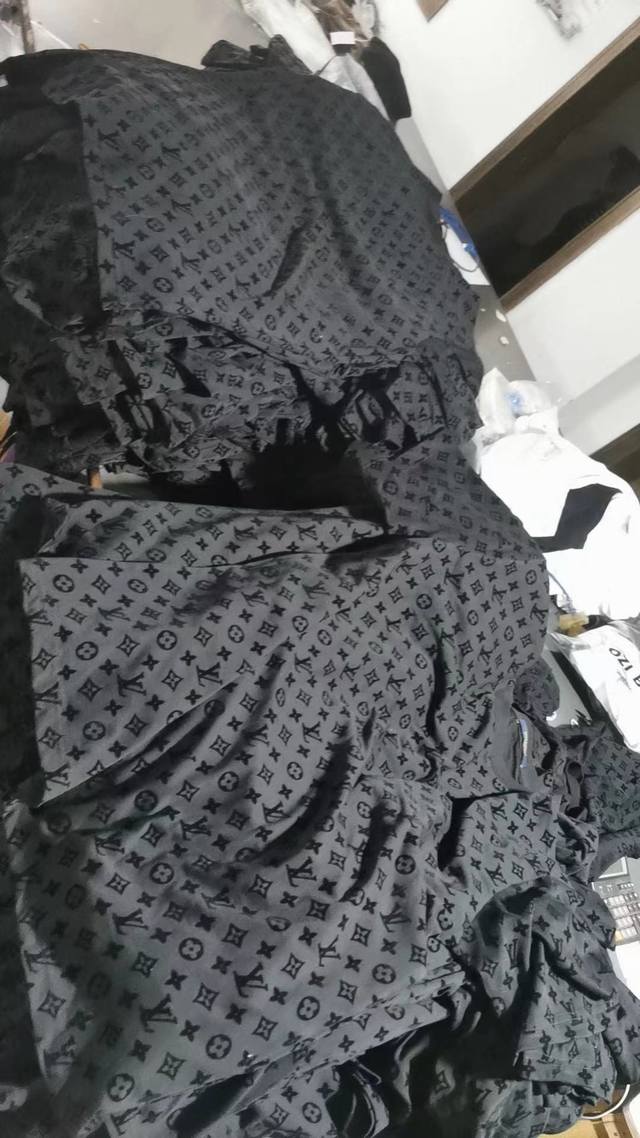 P200。Lv 植绒老花短袖 面料：采用原版16支单纱精棉. 螺纹：采用配套32支1*1双纱螺纹. 工艺：植绒 采用天然鹅绒.原版定制模版.电脑扫描过机. 布匹