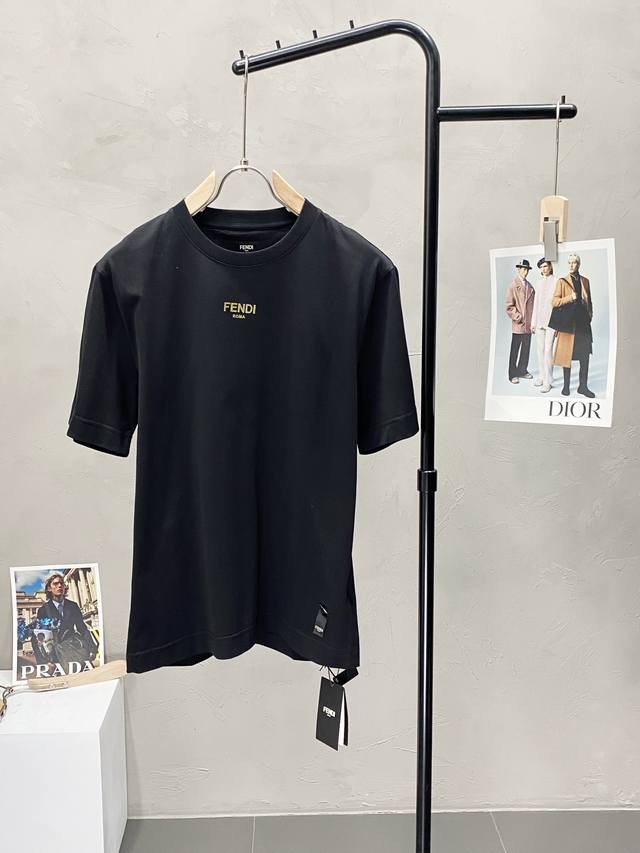 P160。Fendi芬迪独家专供新款原单男士休闲短袖 高端定制 高版本 时尚百搭爆款进口面料 手感超柔软细腻 穿着亲肤舒适 高端精品 代工厂P精细做工 上身非常