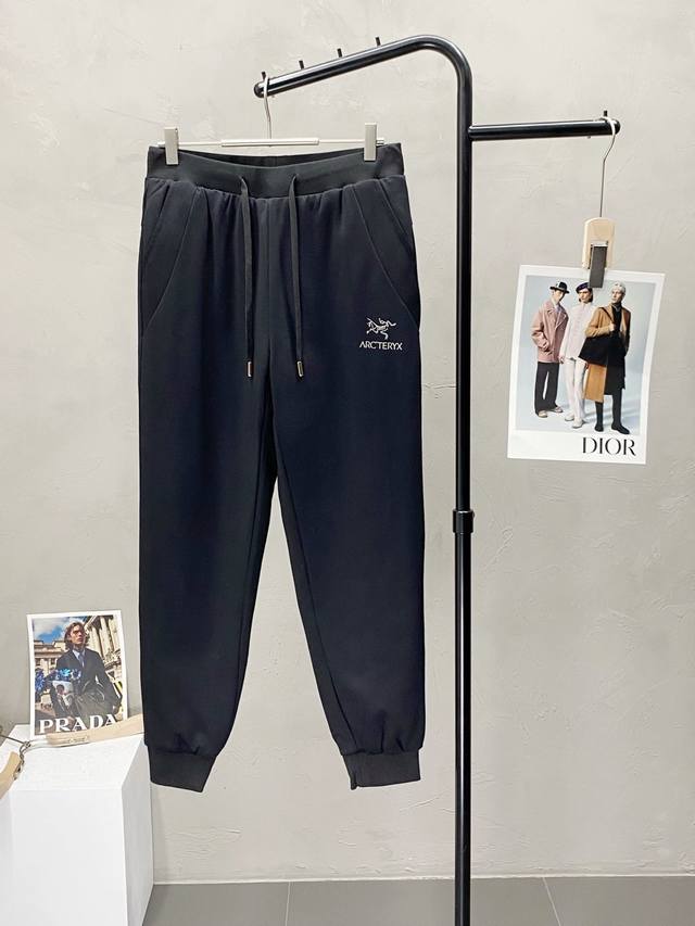 P430。Arc’Teryx始祖鸟独家专供新款休闲羽绒裤。高端版本！专柜定制面料 透气舒适度高，细节无可挑剔，品牌元素设计理念，体现高品质。手感细腻柔软！呈现休