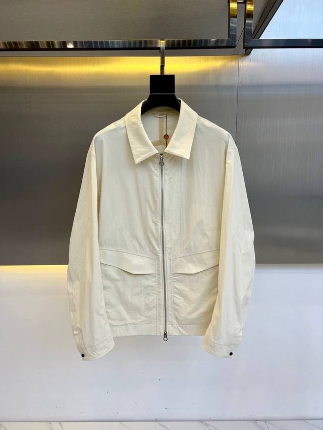 P460 Loro Piana诺悠翩雅、2025春夏新款商务翻领夹克外套。实用美学主义，男款定制专柜黑科技防水超细纤维面料，以低调但精致著称的意大利高奢品，一件