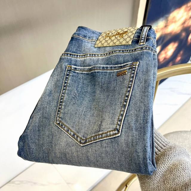 P260 Gucc古驰、2025春夏新品 发售比较百搭的一款丹宁牛仔色，最纯粹的原色调，通体无复杂工艺做噱头，视觉非常干净，唯独破洞重水洗极为抢眼！当季最新彩标