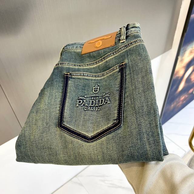 P300 Prad普拉达、2025早春专柜同步新品！重工水洗牛仔裤！定制面料和一般牛仔布料比起来，更加柔软舒适！超重工洗水工艺 双工艺洗水 整条裤子，手感舒适，