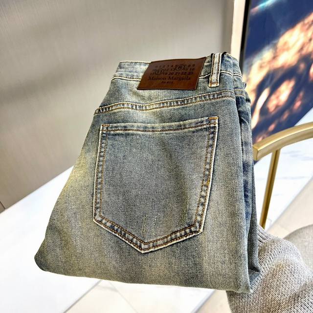 P260 早春现货抢先发售 Maison Margiel马吉拉、Mm6 马吉拉 2025Ss早春新品牛仔裤，该系列讲Mm6的微妙创造力与令人放松的乐观主义相结合