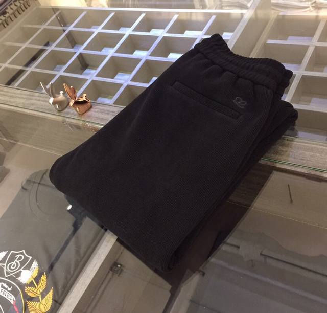 P250罗家秋冬最新款。代工厂P出品。弹力休闲裤 定制进口顶级灯芯绒混纺面料，整体暗纹Logo烧花工艺！舒适度佳。上身毫无束缚感。高版型、上身显腿修长。绝对是不