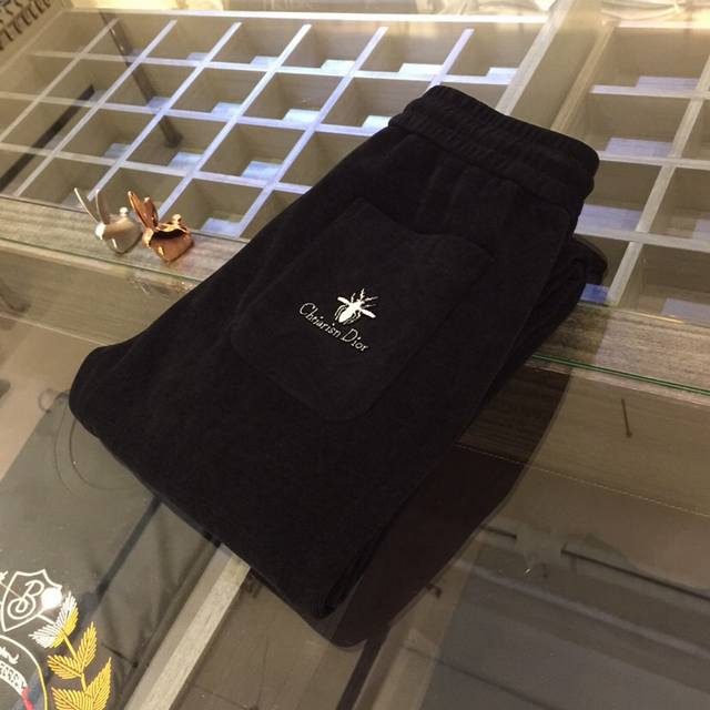 P250迪家秋冬最新款。代工厂P出品。弹力休闲裤 定制进口顶级灯芯绒混纺面料，整体暗纹Logo烧花工艺！舒适度佳。上身毫无束缚感。高版型、上身显腿修长。绝对是不