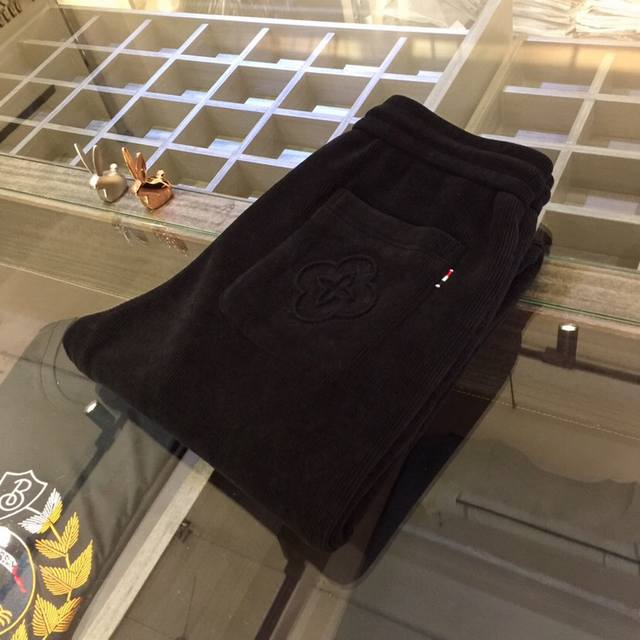 P250驴家秋冬最新款。代工厂P出品。弹力休闲裤 定制进口顶级灯芯绒混纺面料，整体暗纹Logo烧花工艺！舒适度佳。上身毫无束缚感。高版型、上身显腿修长。绝对是不