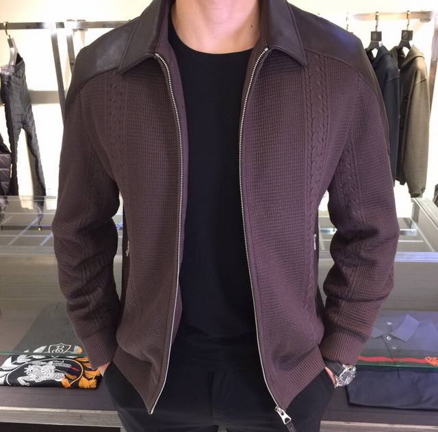 P670A家新款时尚商务休闲兼具翻领羽绒服来袭穿起业一点臃肿的感觉都没有 无缝粘胶直充90%白鸭绒 无过多的装饰 简约而干净 客供进口针织羊毛面料 防钻绒工艺处
