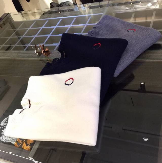 P310Mo家冬季新款毛衣高端品质出品，区别于市场普通货，百分百羊毛！高品质自然是大家的首选，袖口勾织拼色设计，简约但不简单. 上身无敌柔软 呵护着您的肌肤.
