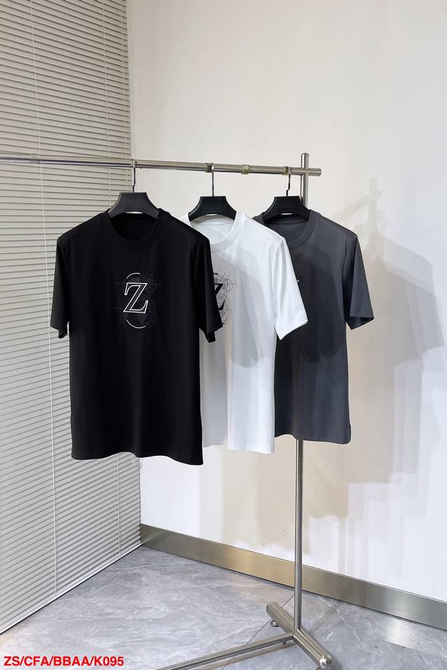 P250 K095 Zs杰尼亚2025 春夏新款短袖 整体上色泽较鲜明和光亮，手感顺滑揉软，悬垂感特强，质地自然柔软、贴身超级舒服，悬垂感特强！ 莫代尔+氨纶的