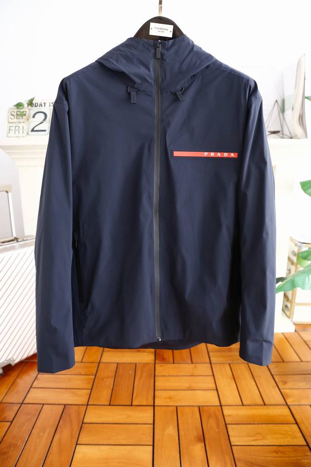 P660普拉* Pr*Da. 支持年后！秋冬男士时尚棉服外套欧洲米兰走秀新品，奢华经典红标字母Logo搭配挺括垂顺 奢华海外官网品牌元素设计 三标齐全！细节非常
