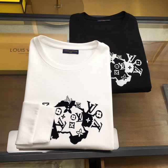 新品卫衣 P210 L.V 2025季时尚长袖卫衣 高端定制经典系列，时尚有型 经典圆领款式，简单大方，胸前经典品牌高档Logo设计 采用高档内里保暖极佳 可防