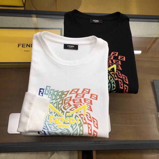 新品卫衣 P210 Fend 2025季时尚长袖卫衣 高端定制经典系列，时尚有型 经典圆领款式，简单大方，胸前经典品牌高档Logo设计 采用高档内里保暖极佳 可