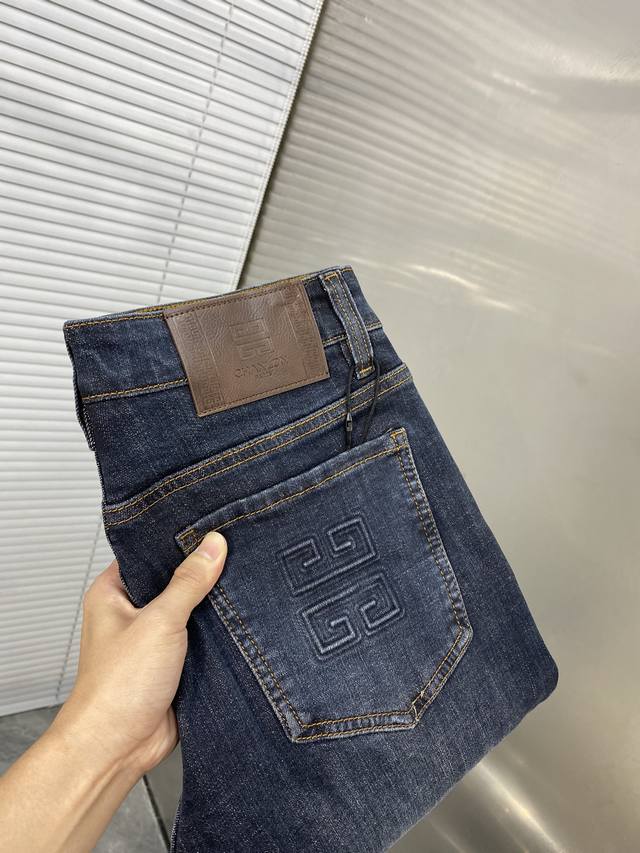 P240 Givenchy纪梵希 2025Ss春季中厚款男士牛仔裤 精选进口丹宁牛仔面料 重工环保洗水 手感柔和 兼备耐磨性 版型小直筒 微弹力显瘦修身，细节完