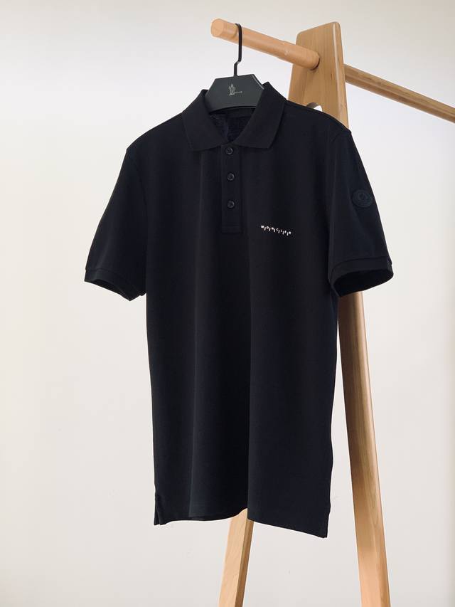 P260 Moncler 蒙口 2025Ss春夏新品 太古里砖柜Yb购入 起脚珠地翻领短T。 非常规面料裁剪缝制 , 像毛衣一样横机提花织造！ 进口丝光棉纱线,