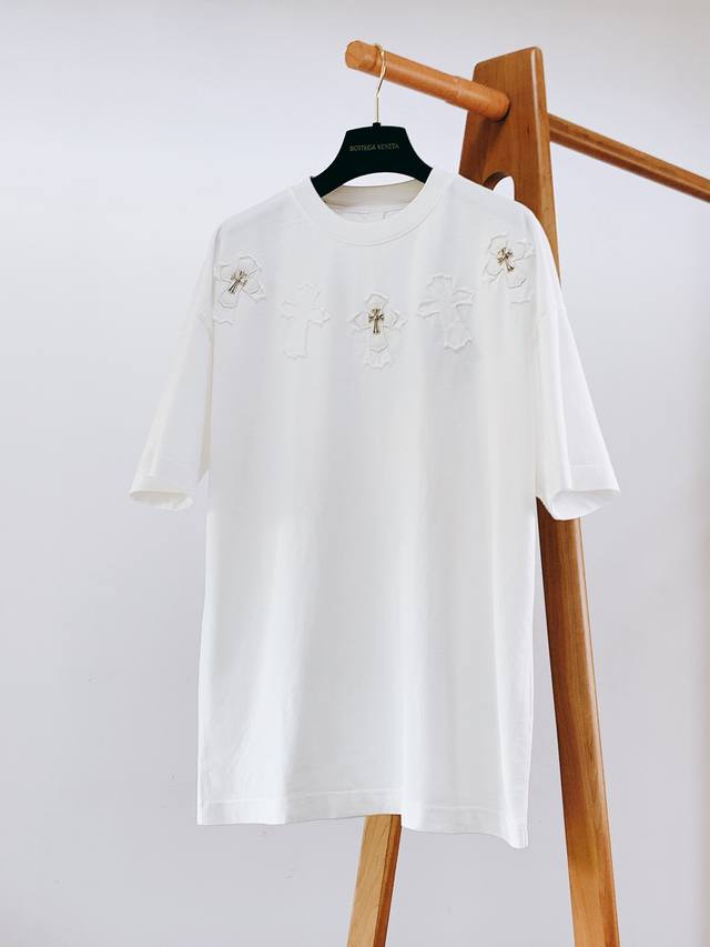 P220 Chrome Hearts 克罗心 2025Ss春夏新品 新款皮质十字皮标装饰印花工艺短袖T恤。 星云梵文真的让我眼前一亮~ 胸前皮质十字架Logo＋