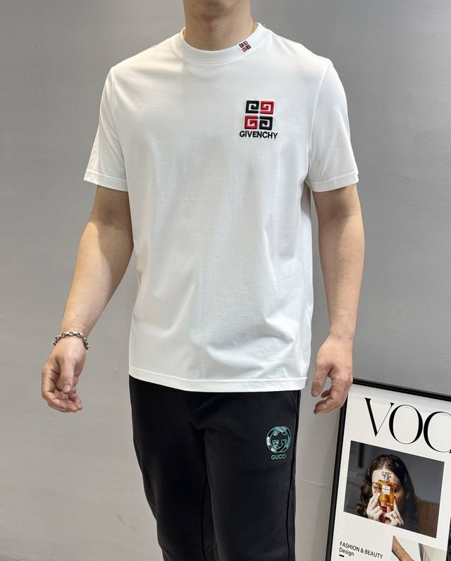 210 Loew*E罗意-威25S春夏圆领短袖.真的很好看且百搭.上身减龄效果妥妥的，怎么搭配都好看男女情侣款，立体裁剪！！胸前字母图形3D立体图案.搭配清爽的
