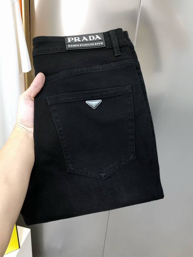 P240 P*Ada 普拉哒2025早春新款男士修身小脚牛仔裤 官网同步简洁时尚 爆款 高端定制 原单狠货 后裤袋三角Logo标设计 定制进口丹宁水洗牛仔纯棉面