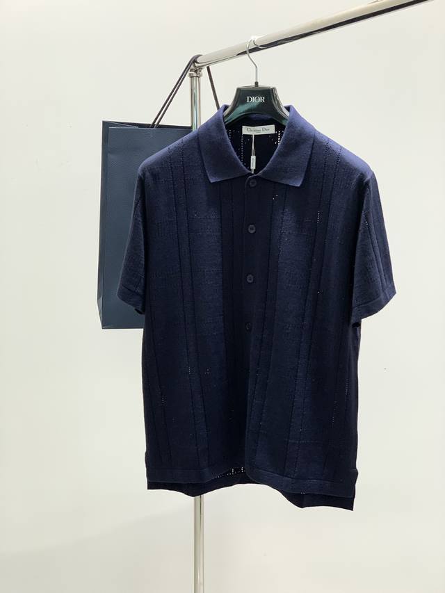 P360，Dior 迪奥， 2025春夏新品，专柜同步有售，简约时尚休闲针织翻领短袖T恤，原版进口面料，舒适透气，顶级印花工艺字母图案Logo，档次极高，独特设