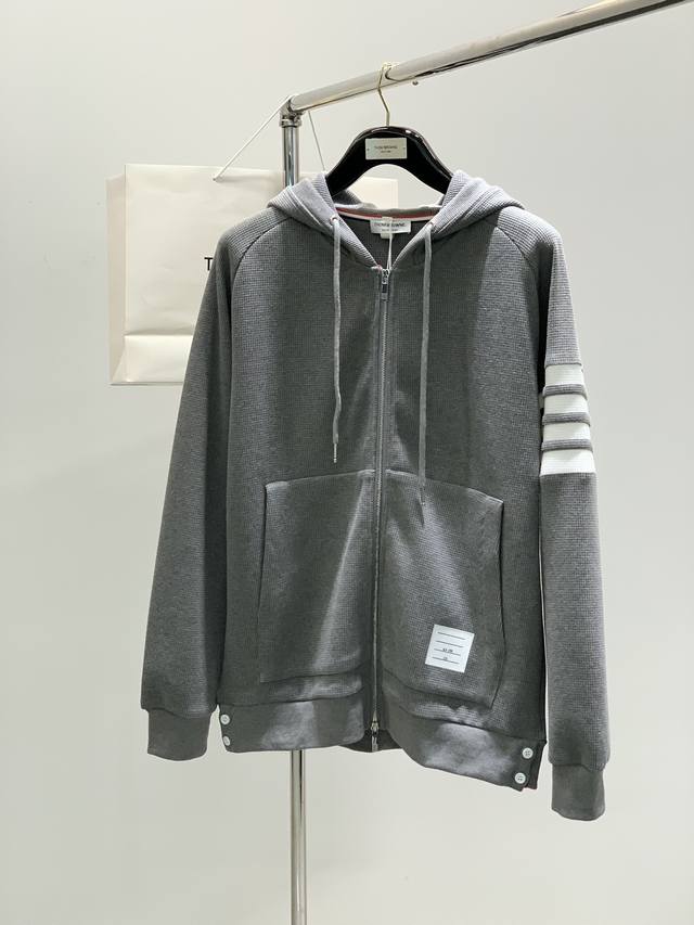 颜色：藏青，灰色 衣服 P290，裤子 P250，Tom Browne 汤姆.布朗，2025春季最新品，专柜同步有售，原单狠货，时尚休闲套装，上身很有特点！吸睛