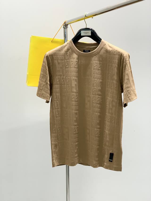 P220，Fendi 芬迪，2025夏季最新品，专柜同步有售，原单狠货，休闲时尚圆领短袖T恤，进口原版面料，顶级提花工艺字母图案Logo，独特设计，上身舒适透气