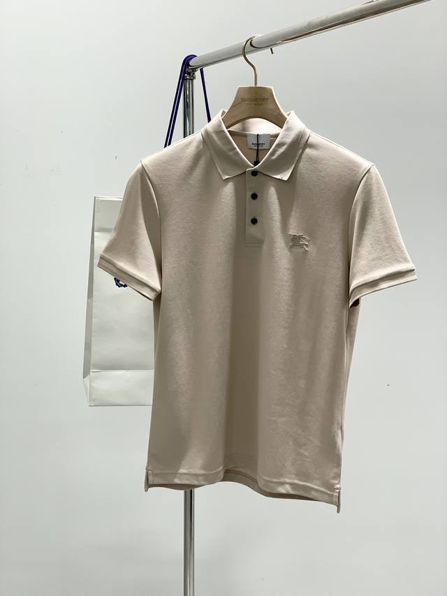 P210，Burberry 巴宝莉，2025夏季最新品，专柜同步有售，原单狠货，时尚休闲翻领短袖T恤，进口原版面料，上身舒适透气，顶级刺绣工艺字母图案装饰Log