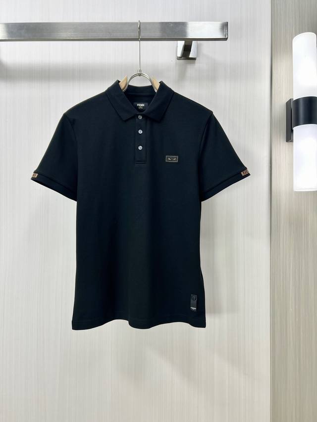 240。Fendi 芬迪 25Ss新款春夏短袖翻领T恤Polo，最高版本客供定制高端朱地面料简单时尚款，拼色螺纹超级好看！胸前蒙口标志经典Logo简单大方的款式