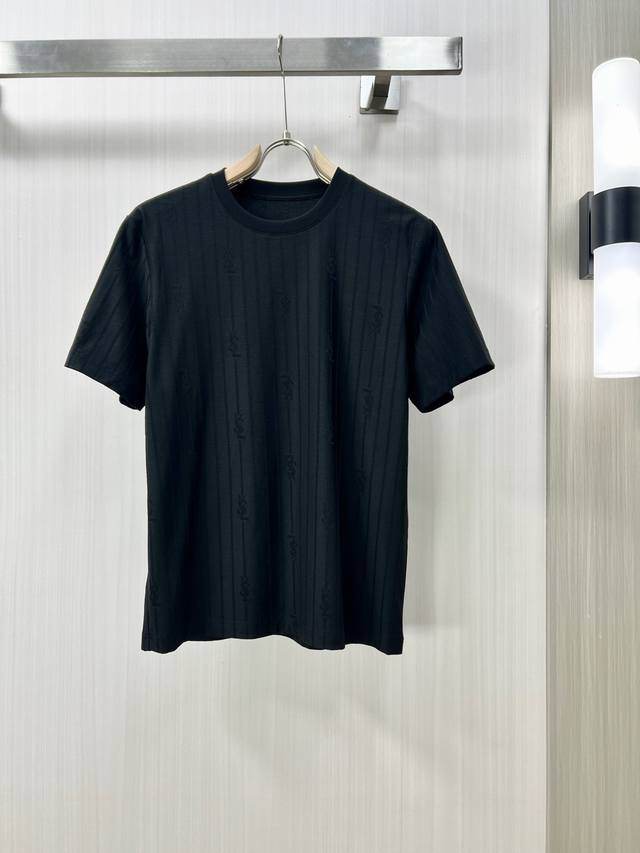 250。Saint Laurent 圣罗兰 高定面料 2025春夏新品上市时尚经典圆领短袖时尚单品设计，更加时尚舒适，高标准定制，上身非常有型，胸前品牌经典Lo