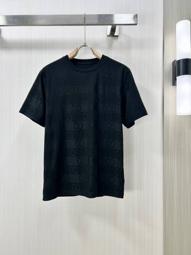 250。Gucci 古奇 高定面料 2025春夏新品上市时尚经典圆领短袖时尚单品设计，更加时尚舒适，高标准定制，上身非常有型，胸前品牌经典Logo 图案 客供辅
