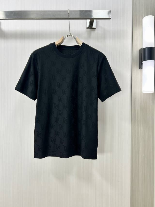 270。Dior 迪奥 高定面料 2025春夏新品上市时尚经典圆领短袖时尚单品设计，更加时尚舒适，高标准定制，上身非常有型，胸前品牌经典Logo 图案 客供辅料