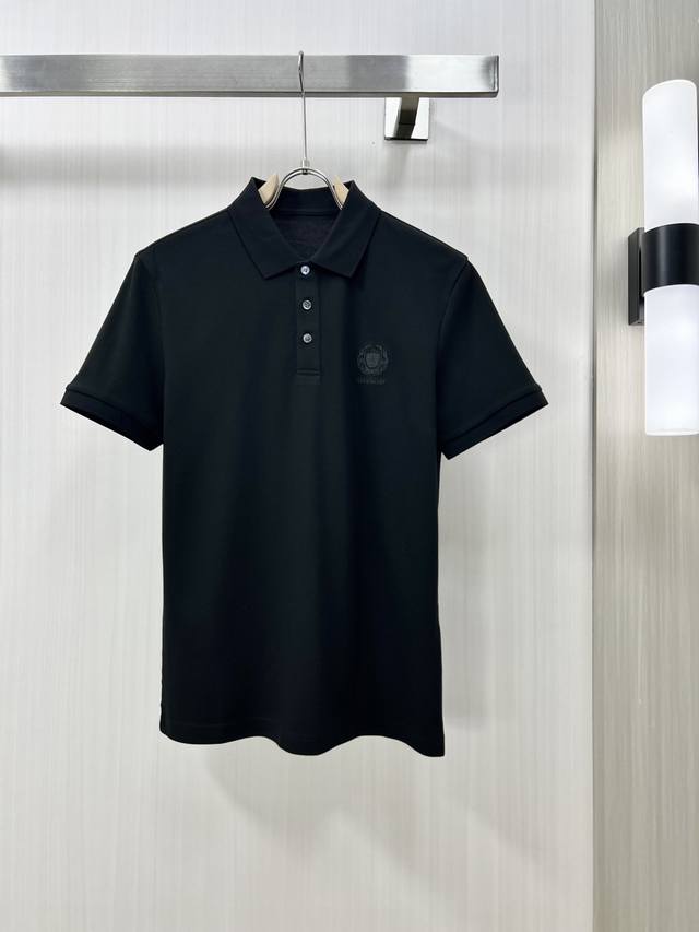 240。Givenchy 纪梵希 2025春夏新款男士翻领Polo衫短袖T恤 柜台同步发售 简洁时尚百搭 高端品质 胸前品牌Logo设计 翻领特定针织平整收脚，