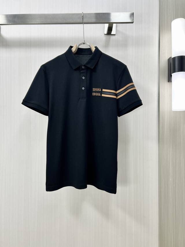 240。Zegna 杰尼亚 2025春夏新款男士翻领Polo衫短袖T恤 柜台同步发售 简洁时尚百搭 高端品质 胸前品牌Logo设计 翻领特定针织平整收脚，完美拼