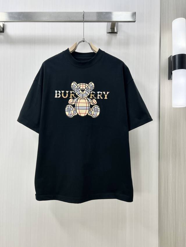 150。Burberry 巴宝莉 2025春夏新品图案数码印花短袖T恤，采用定制80支双股丝光棉面料；一款历经5年开发试验来的受大众非常好评的一款面料，胸前由围