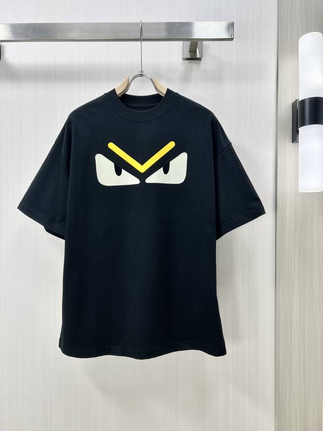 150。Fendi 芬迪 2025春夏新品图案数码印花短袖T恤，采用定制80支双股丝光棉面料；一款历经5年开发试验来的受大众非常好评的一款面料，胸前由围绕Med