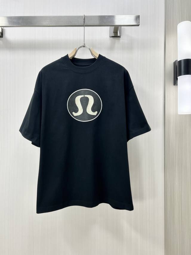 150。Lululemon 2025春夏新品图案数码印花短袖T恤，采用定制80支双股丝光棉面料；一款历经5年开发试验来的受大众非常好评的一款面料，胸前由围绕Me
